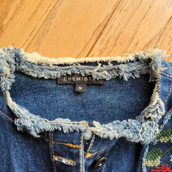 Chemistry Jean Jacket M Fitted Embroidered Rose Frayed 100% Cotton - Picture 7 of 16